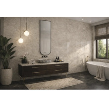 Salle de bain moderne avec grands carreaux muraux aspect marbre, meuble sous-vasque foncé, vasque à poser à motifs, miroir ovale et baignoire îlot.