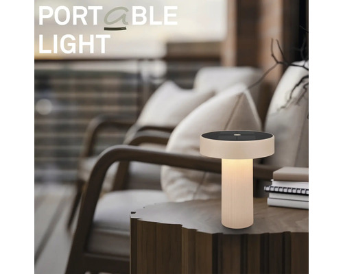 Lampe de table à LED portable avec panneau solaire sur une table d'appoint en bois dans un cadre extérieur chaleureux sur une terrasse.