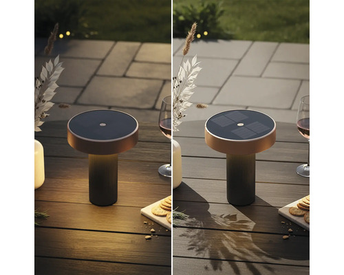 Lampe de table solaire d'extérieur sur une table en bois, présentée avec la lumière chaude allumée et éteinte.