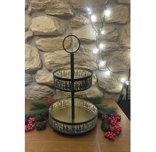 Zweistöckige Etagere aus Metall in Schwarz und Gold mit Tannenbaum-Muster und Merry Christmas-Schriftzug, dekoriert auf einem Holztisch.