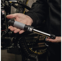 WGB Drehmomentschlüssel mit Skala von 4 bis 20 Newtonmeter, gehalten vor einem Mountainbike zur Fahrradwartung.