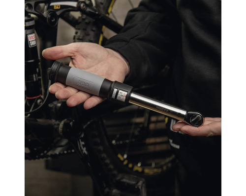 WGB Drehmomentschlüssel mit Skala von 4 bis 20 Newtonmeter, gehalten vor einem Mountainbike zur Fahrradwartung.