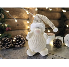 Dekorative Weihnachtsmann-Figur mit glitzernder Strickmütze und Wellenbart in einer weihnachtlichen Szene mit Zapfen und Lichterketten.