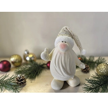 Weihnachtsfigur Weihnachtsmann aus weissem Plüsch mit glitzernder Mütze in einer Szene mit Tannenzweigen und Weihnachtskugeln.