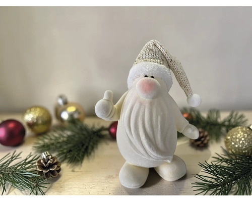 Weihnachtsfigur Weihnachtsmann aus weissem Plüsch mit glitzernder Mütze in einer Szene mit Tannenzweigen und Weihnachtskugeln.