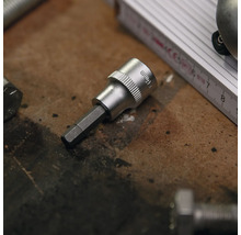 Sechskant-Bit-Einsatz 6 Millimeter aus Metall auf einer Werkbank.