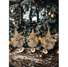Drei flauschige Rentier-Figuren mit goldglitzernden Hüten, Geweihen und Schals in einer festlichen Weihnachtsszene mit geschmücktem Baum.