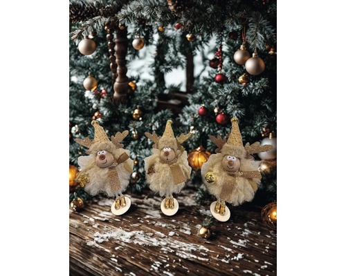 Drei flauschige Rentier-Figuren mit goldglitzernden Hüten, Geweihen und Schals in einer festlichen Weihnachtsszene mit geschmücktem Baum.