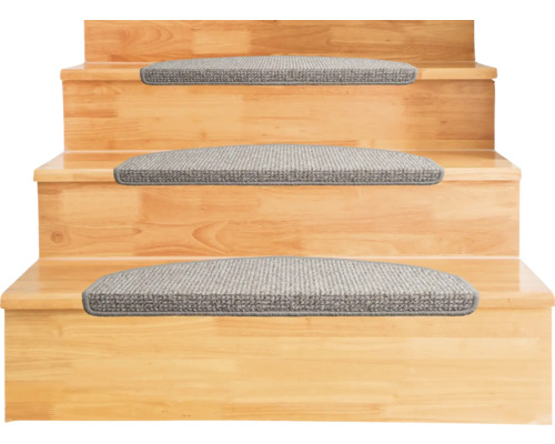Halbrunde Stufenmatten aus grauem Textil auf Holzstufen.