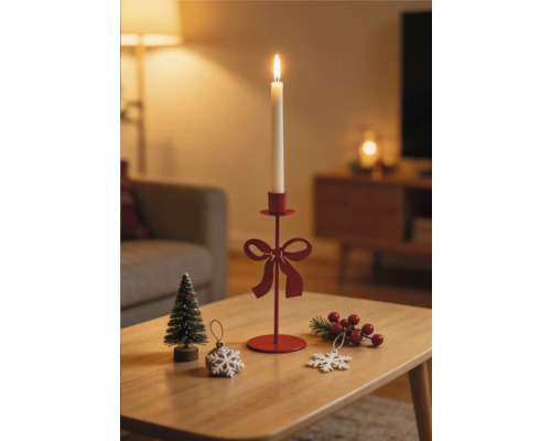 Kerzenständer aus Metall mit Schleifenmotiv auf einem Holztisch, dekoriert mit kleiner Tanne, Schneeflocke und Weihnachtsschmuck.