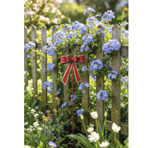 Roter Gartenstecker mit Schleife vor einem Holzzaun in einem Garten mit blauen und weißen Blumen.