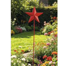 Roter Gartenstecker aus Metall in Sternform in einem hellen, bunt bepflanzten Blumenbeet mit Rasenfläche im Hintergrund.