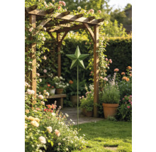 Gartenstecker mit grünem sternförmigem Dekorationselement in einem hellen Garten mit Holzpergola und blühenden Blumen.