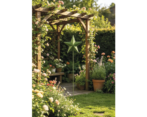 Gartenstecker mit grünem sternförmigem Dekorationselement in einem hellen Garten mit Holzpergola und blühenden Blumen.