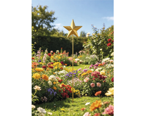 Goldfarbener Gartenstab aus Metall mit fünfzackigem Stern in einem hellen, bunten Blumengarten mit Rosen und weiteren Pflanzen.