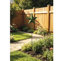 Grüner Gartenstecker aus Metall mit Sternaufsatz in einem sonnigen Garten mit Holzzaun und Steinweg.
