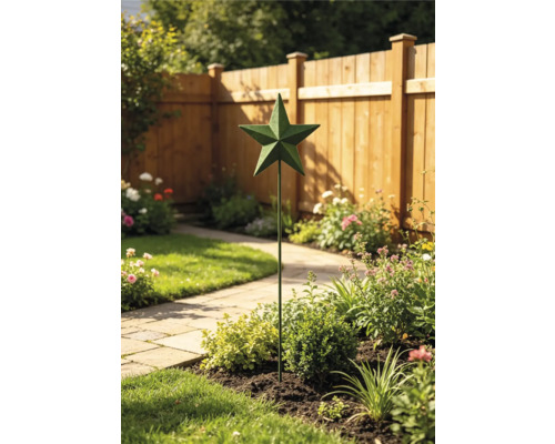 Grüner Gartenstecker aus Metall mit Sternaufsatz in einem sonnigen Garten mit Holzzaun und Steinweg.