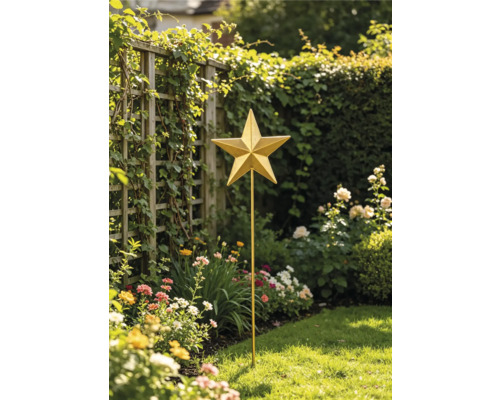 Sternförmiger Gartenstab in einem hellen Garten mit Blumen und Rankgitter.