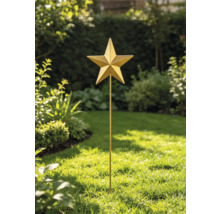 Goldfarbener Gartenstecker aus Metall in Sternform auf einer Rasenfläche in einem hellen, gepflegten Garten.