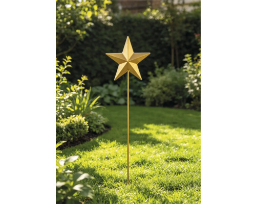 Goldfarbener Gartenstecker aus Metall in Sternform auf einer Rasenfläche in einem hellen, gepflegten Garten.