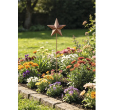 Gartenstab mit Metallstern in einem hellen, geordneten Blumenbeet mit Steinkante und verschiedenen blühenden Pflanzen.