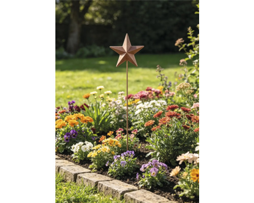 Gartenstab mit Metallstern in einem hellen, geordneten Blumenbeet mit Steinkante und verschiedenen blühenden Pflanzen.