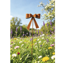 Gartenstecker aus Metall mit dekorativer Schleife in Rostoptik auf einer Blumenwiese.