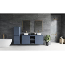 Salle de bain moderne avec meuble double vasque bleu, robinetterie dorée, miroirs, baignoire îlot et douche à l'italienne sur fond de murs gris.