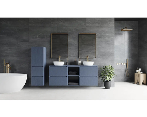 Salle de bain moderne avec meuble double vasque bleu, robinetterie dorée, miroirs, baignoire îlot et douche à l'italienne sur fond de murs gris.