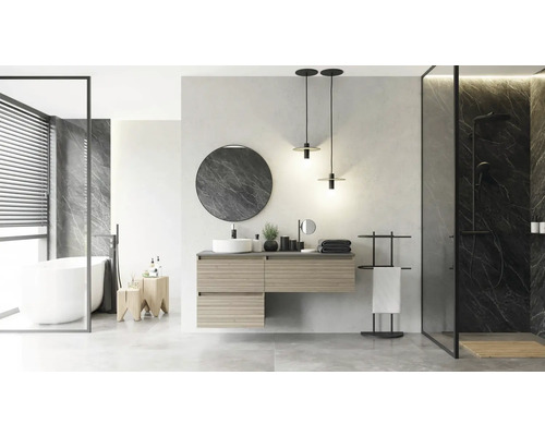 Salle de bain moderne avec meuble en bois, miroir rond, baignoire en îlot et douche italienne avec carrelage effet marbre sombre.