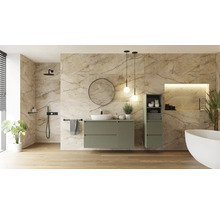 Salle de bains moderne avec carrelage aspect marbre, sol en bois, meuble vasque vert, miroir rond, baignoire en îlot et robinetterie noire.