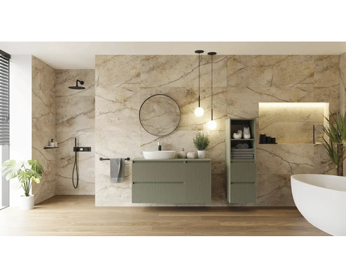 Salle de bains moderne avec carrelage aspect marbre, sol en bois, meuble vasque vert, miroir rond, baignoire en îlot et robinetterie noire.