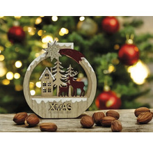 Weihnachtsdekoration aus Holz in runder Form mit winterlicher Szene, Haus, Tannen und Hirschen sowie glitzerndem Xmas-Schriftzug.
