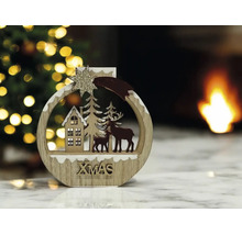 Runde Weihnachtsdekoration aus Holz mit Winterszene aus Haus, Rehen und Tannen, mit goldenem Stern und Schriftzug Xmas.