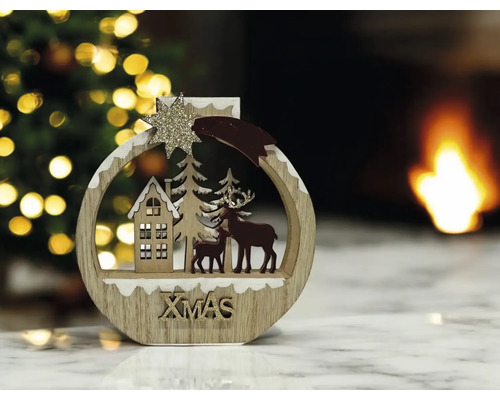 Runde Weihnachtsdekoration aus Holz mit Winterszene aus Haus, Rehen und Tannen, mit goldenem Stern und Schriftzug Xmas.