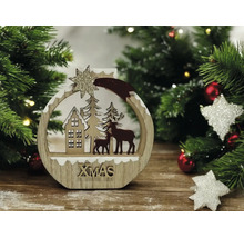 Weihnachtsdekoration aus Holz in runder Form mit Winterszene aus Haus, Tannen und Rehen sowie glitzerndem Stern und Schriftzug XMAS.