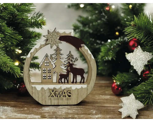 Weihnachtsdekoration aus Holz in runder Form mit Winterszene aus Haus, Tannen und Rehen sowie glitzerndem Stern und Schriftzug XMAS.