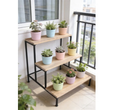 Dreistufiges Pflanzregal mit schwarzem Metallgestell und Holzregalböden auf einem hellen Balkon mit verschiedenen Topfpflanzen.