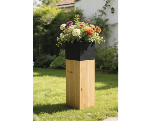 Moderner Pflanzkübel mit quadratischem Holzsockel und schwarzem Einsatz, bepflanzt mit bunten Blumen in einer Gartenlandschaft.