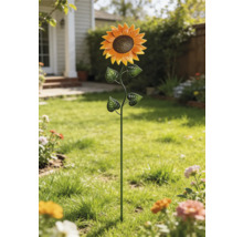 Dekorativer Gartenstecker in Form einer Sonnenblume aus Metall auf einer Rasenfläche.