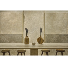 Moderne Innenraumgestaltung mit Wandfliesen in Natursteinoptik. Steintisch mit vier Holzhockern und dekorativen Vasen mit Lavendel.