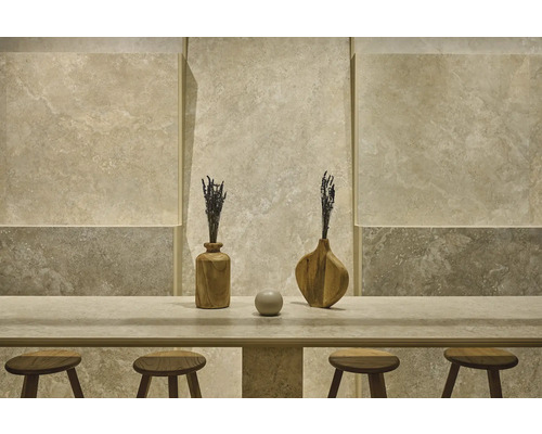 Moderne Innenraumgestaltung mit Wandfliesen in Natursteinoptik. Steintisch mit vier Holzhockern und dekorativen Vasen mit Lavendel.