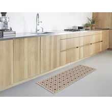 Helle, moderne Küche mit Holzschränken und einem langen Läufer mit geometrischem Sternmuster auf dem Boden.