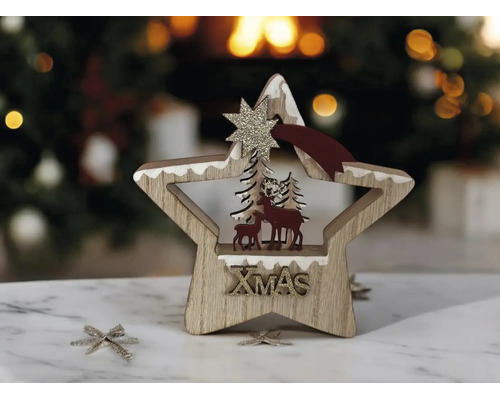 Weihnachtsdekoration aus Holz in Sternform mit Rentierszene und XMAS-Schriftzug.