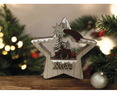Weihnachtsdekoration Holzstern mit Rentier-Silhouette, Tannenbäumen und glitzerndem XMAS-Schriftzug vor weihnachtlichem Hintergrund.