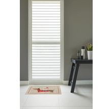 Schmutzfangmatte mit Dackel-Motiv vor bodentiefem Fenster mit weißen Fensterläden in einem modern eingerichteten Raum.