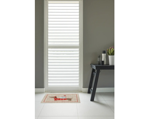 Schmutzfangmatte mit Dackel-Motiv vor bodentiefem Fenster mit weißen Fensterläden in einem modern eingerichteten Raum.
