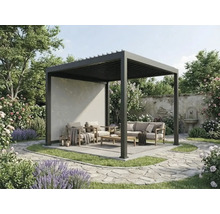 Moderne Aluminium-Pergola mit Lamellendach, Seitenwand und Lounge-Möbeln in einem begrünten Garten mit Steinweg.