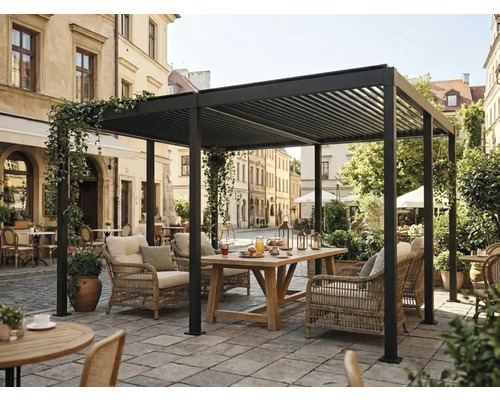 Schwarze Lamellen-Pergola aus Metall mit Holztisch und Rattansesseln auf einer gepflasterten Terrasse in einem hellen Außenbereich.
