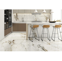 Cuisine moderne avec carrelage de sol et paroi murale aspect marbre, îlot central avec tabourets de bar et placards intégrés.